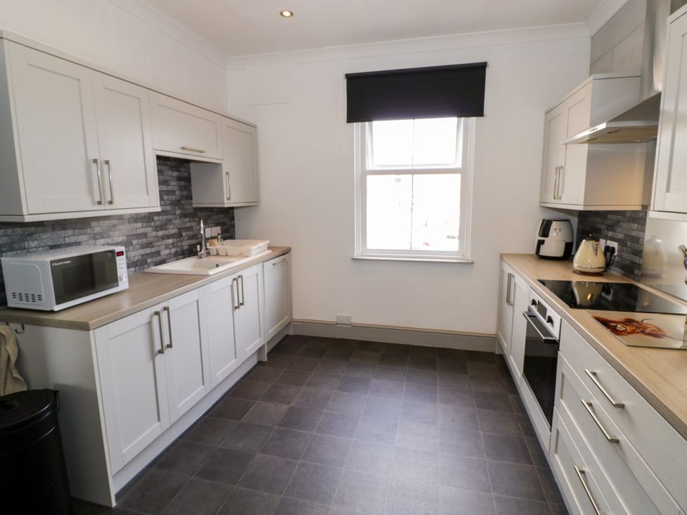 A kitchen with cabinets, sink, and appliances at 141 Barnards Green Road, Barnard's Green, Malvern