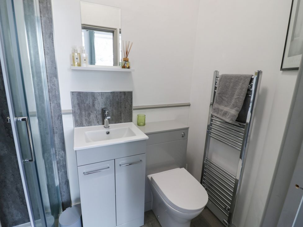 A bathroom with a sink, toilet, and shower at 141 Barnards Green Road, Barnard's Green, Malvern