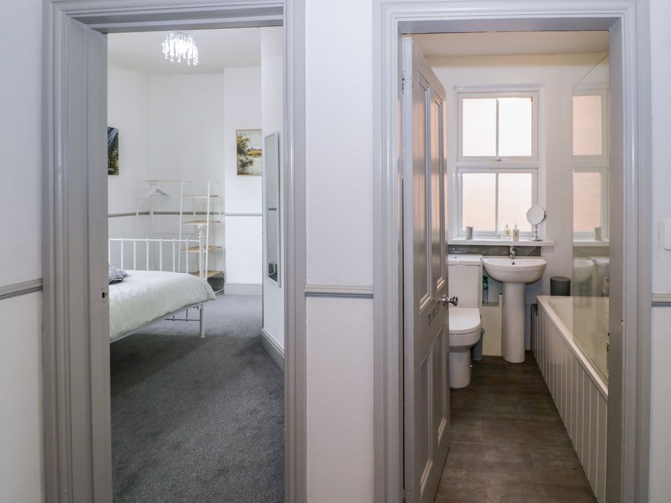 A bathroom with sink and toilet at 141 Barnards Green Road, Barnard's Green, Malvern