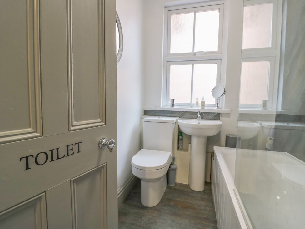 A bathroom with a toilet, sink, and bathtub at 141 Barnards Green Road, Barnard's Green, Malvern