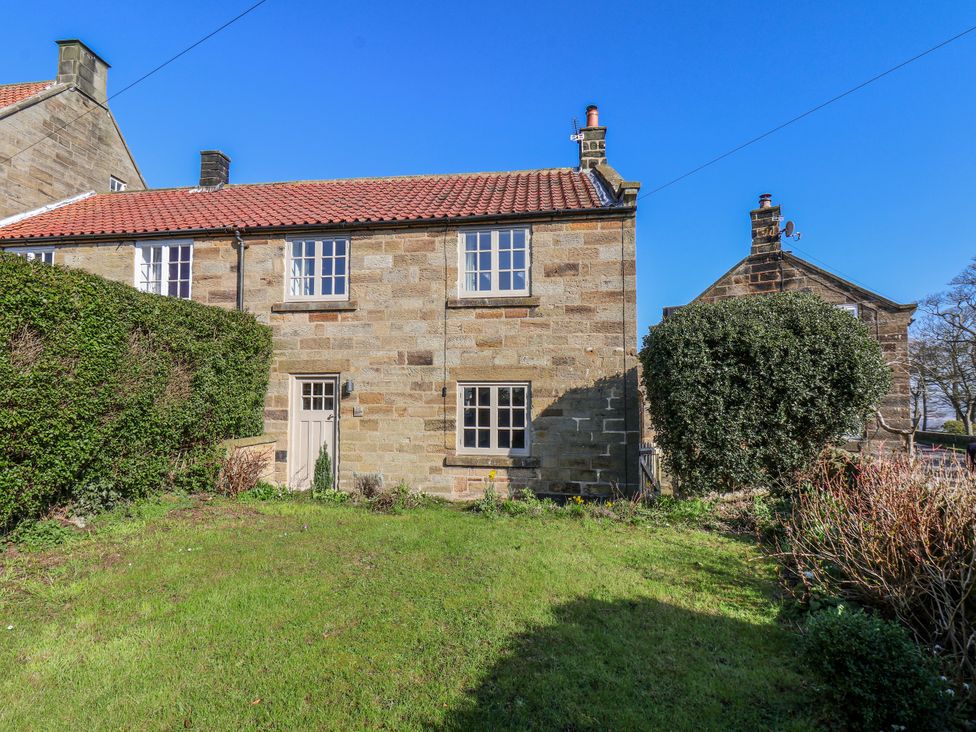 A house with a garden and hedge at Holly Cottage in Whitby