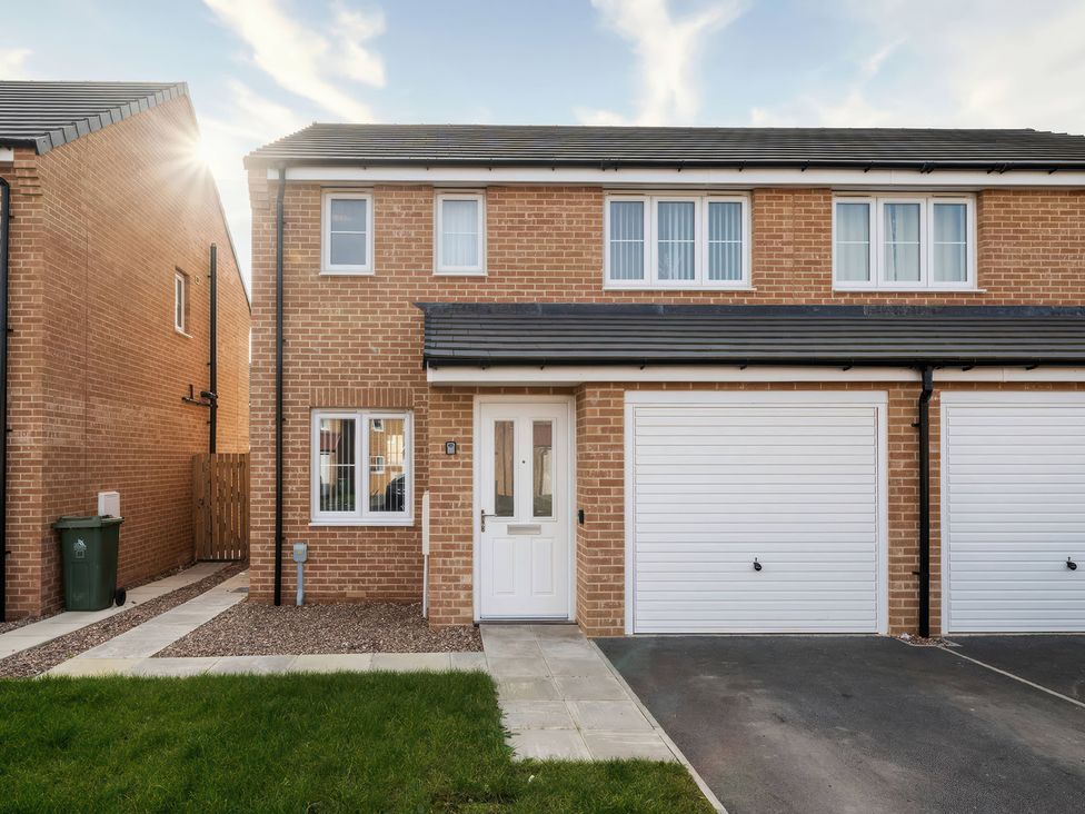 A brick house with garage doors and a front door at 59 Eagle Drive in Grimsby