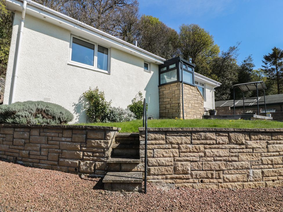 A house with garden steps and stone wall at Crown Cottage in Newmills near Cairneyhill