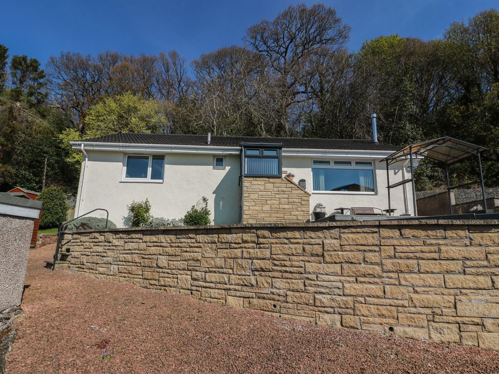 A house with garden and steps at Crown Cottage in Newmills near Cairneyhill