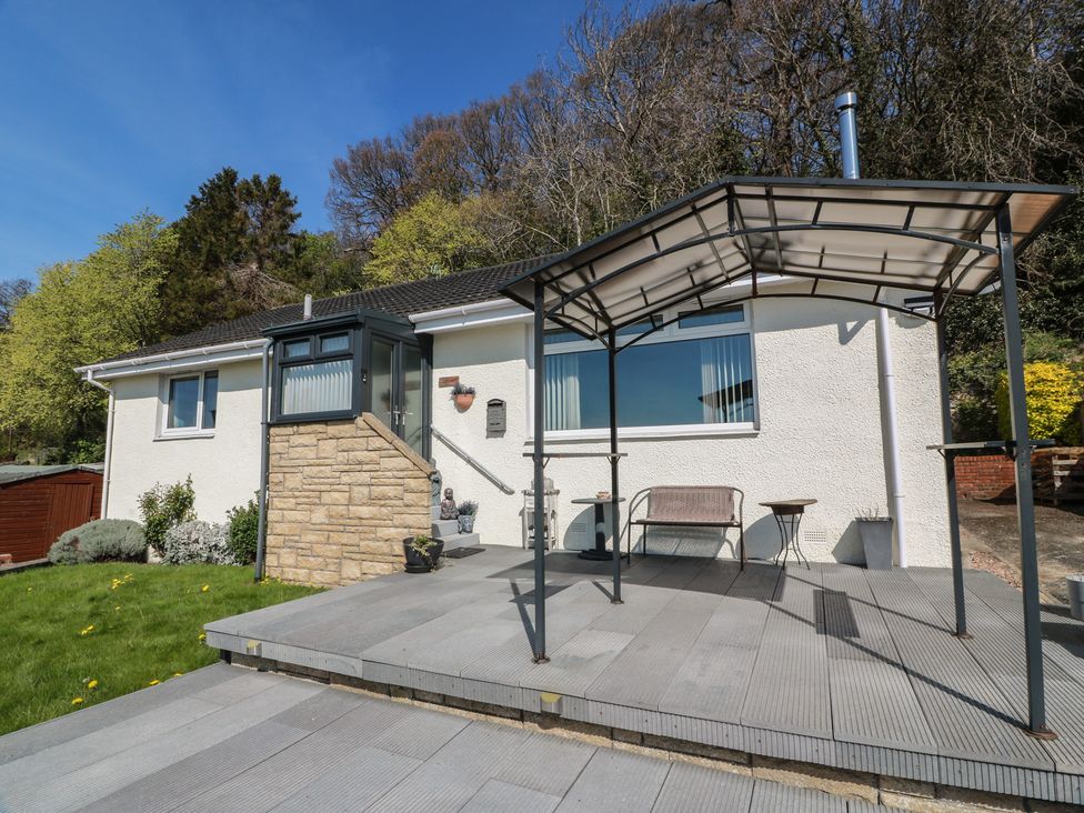 A house with a canopy and bench at Crown Cottage Newmills near Cairneyhill