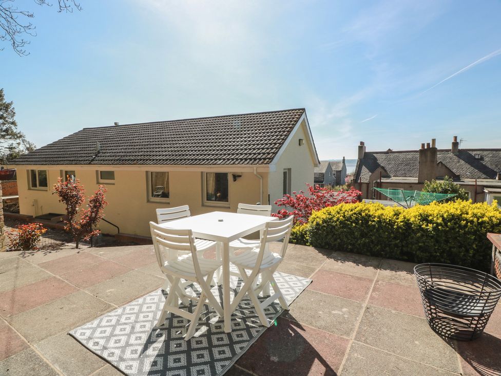 A garden with a table and chairs at Crown Cottage near Newmills near Cairneyhill