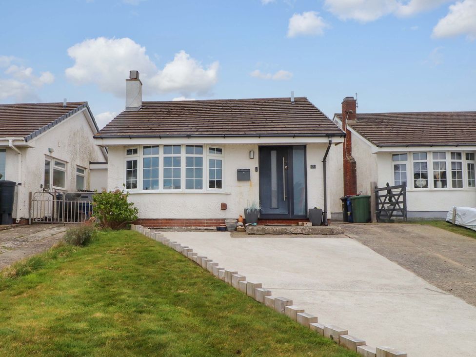 A house with a driveway and garden at 7 Sisial Y Mor in Rhosneigr