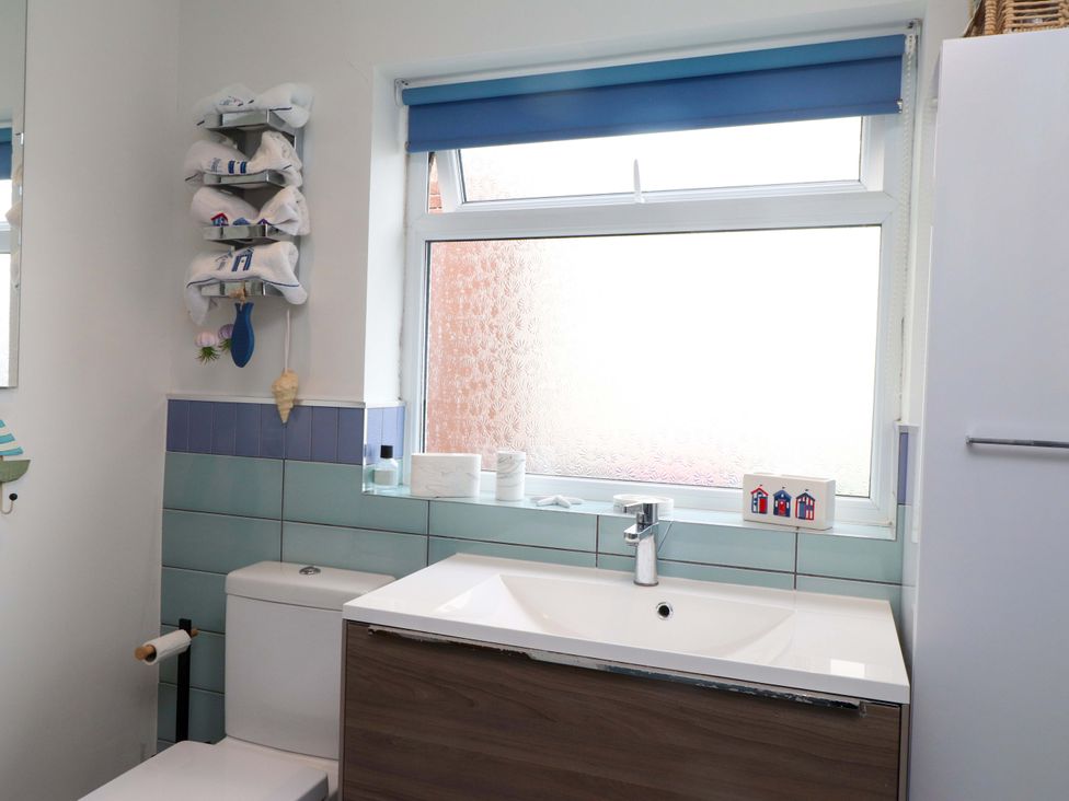 A bathroom with a sink and toilet at 7 Sisial Y Mor in Rhosneigr