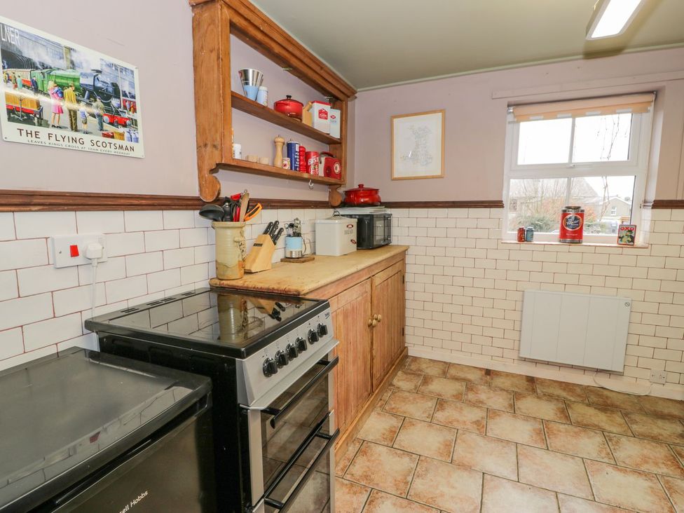 A kitchen with oven and countertop at Bodorwel Cottage Penrhyndeudraeth