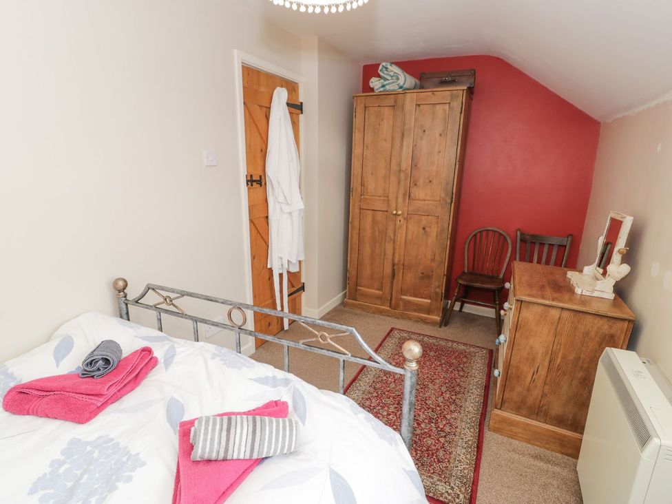 A bedroom with a bed and furniture at Bodorwel Cottage Penrhyndeudraeth