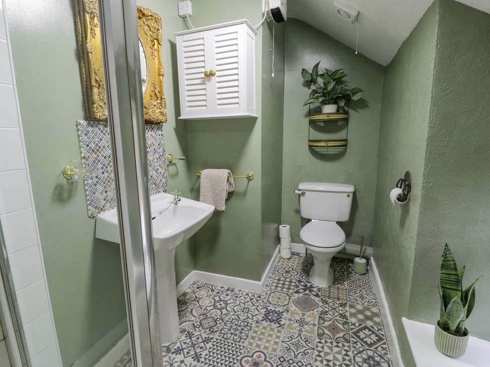 A bathroom with a sink and toilet at Bodorwel Cottage in Penrhyndeudraeth