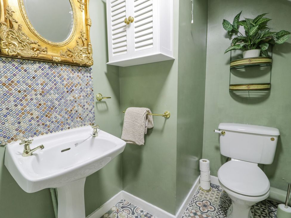 A bathroom with sink and toilet at Bodorwel Cottage in Penrhyndeudraeth