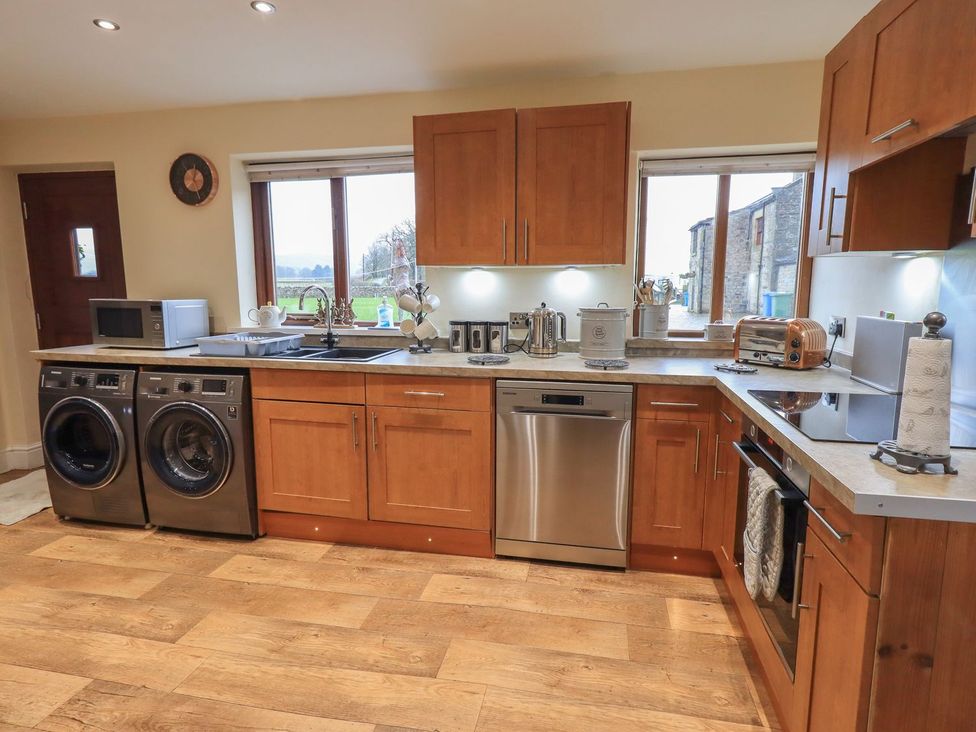 A kitchen with appliances and cabinets at Orcaber Farm Retreat in Lancaster