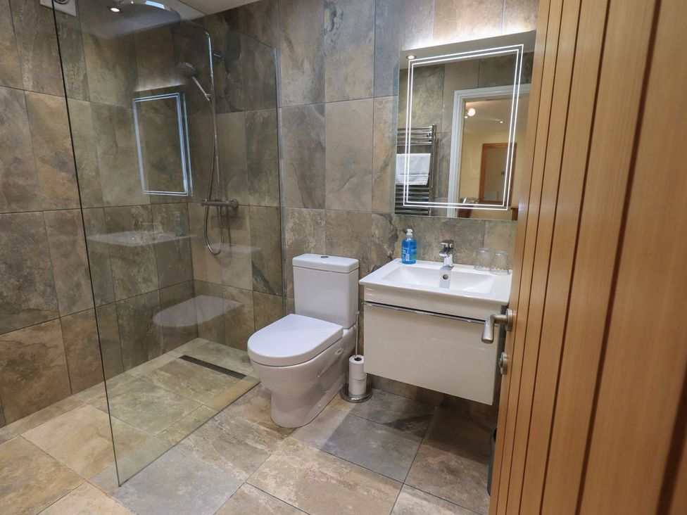 A bathroom with a shower, sink, and toilet at Orcaber Farm Retreat in Lancaster