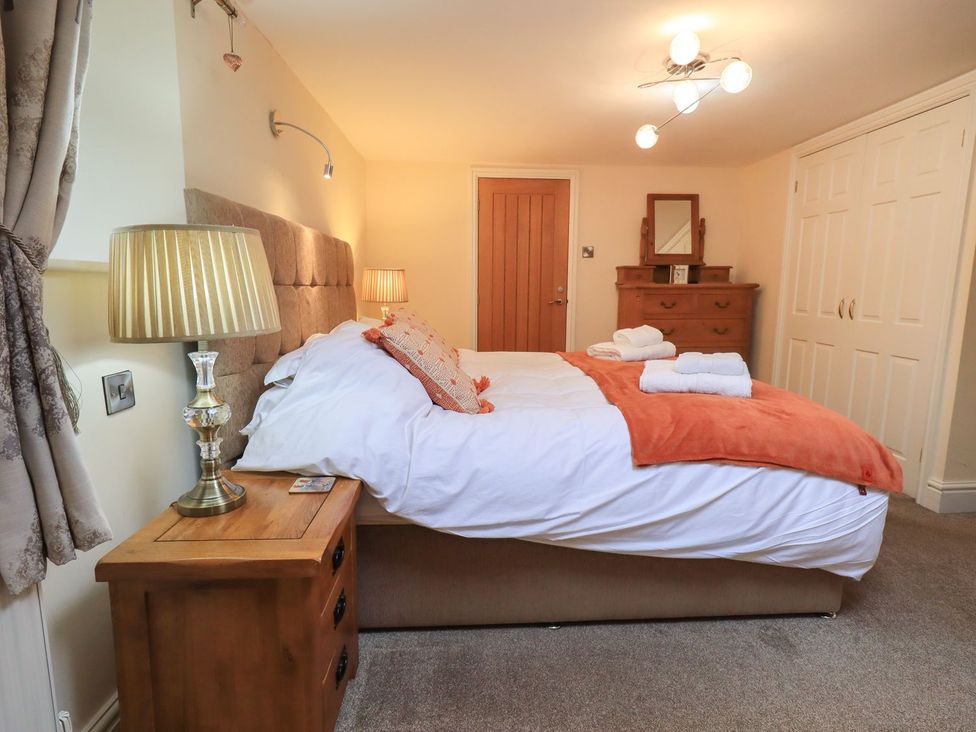 A bedroom with a bed and furnishings at Orcaber Farm Barn in Lancaster