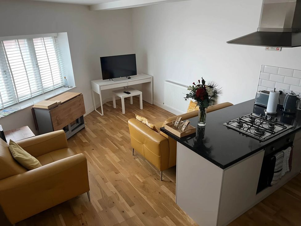A living room with a tv and seating area at Seaside Cottage Escape in Paignton
