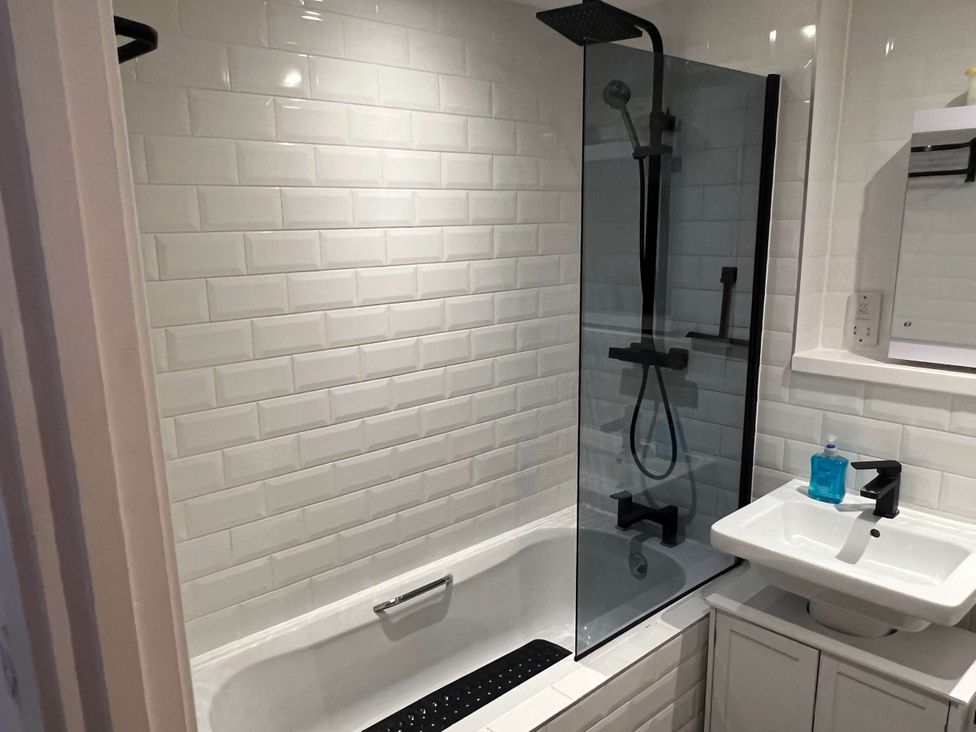 A bathroom with a bathtub and shower at Modern Seaside Cottage - Sleeps 5 Paignton