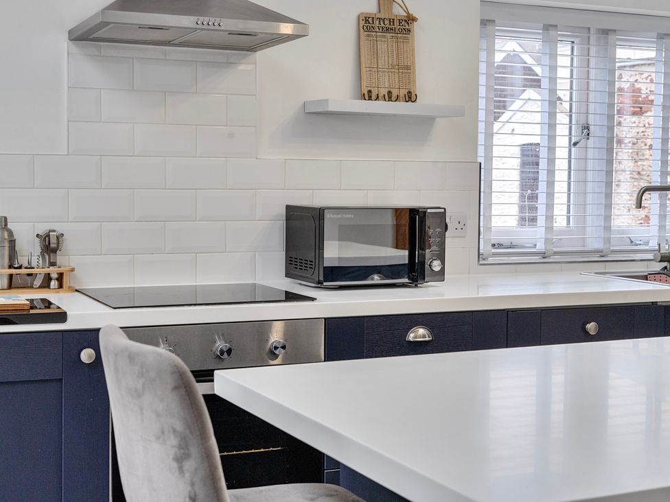 A kitchen with a microwave and stove at Modern Seaside Cottage - Sleeps 5 in Paignton