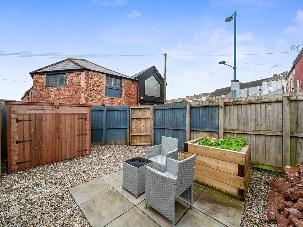 A garden with gravel and a raised planter at Modern Seaside Cottage - Sleeps 5 in Paignton