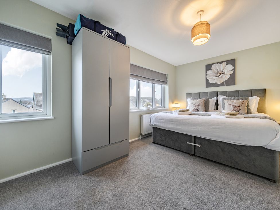 A bedroom with a bed and wardrobe at 2 Bed House - Sleeps 4 - Garden - Parking - Wifi in Kendal