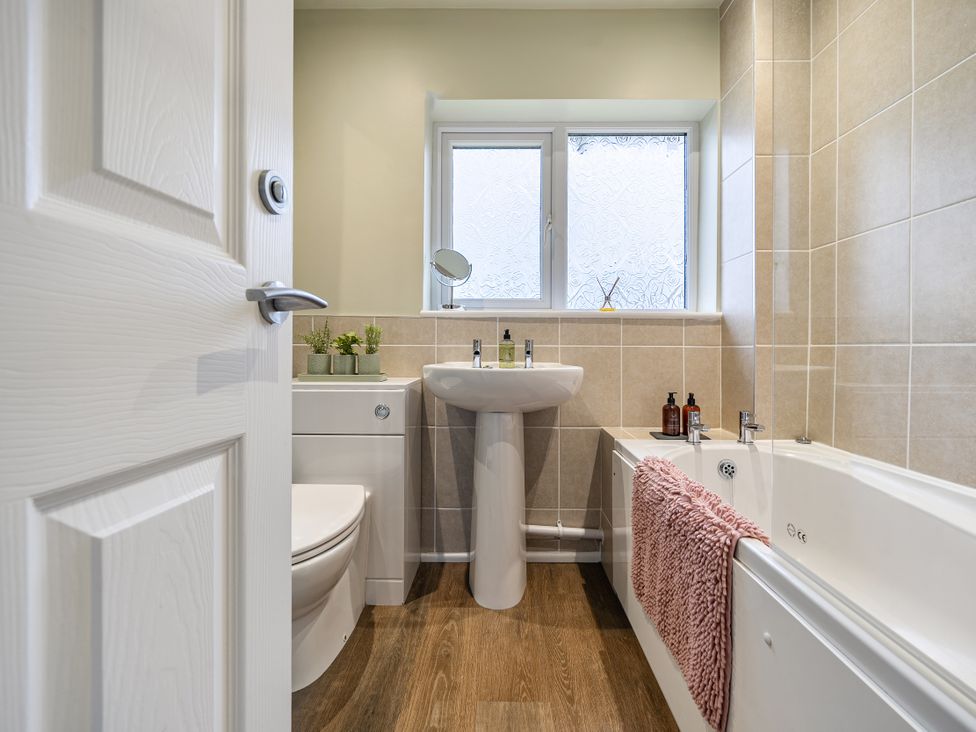 A bathroom with a sink, toilet and bathtub at 2 Bed House - Sleeps 4 - Garden - Parking - Wifi, Kendal