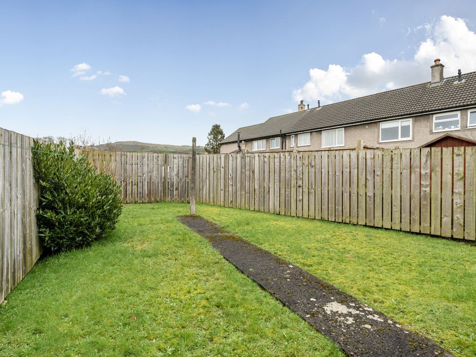 A garden with grass and a pathway at 2 Bed House - Sleeps 4 - Garden - Parking - Wifi, Kendal