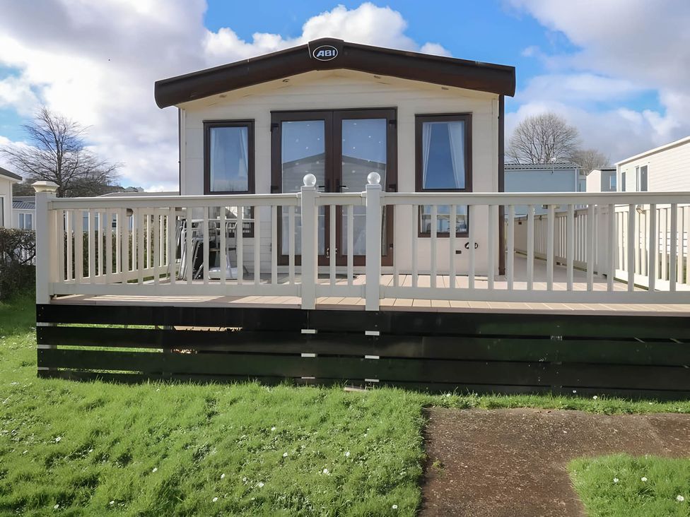 A caravan with a deck and railing at CaravanSleeps6-FreeParking-QuietRetreat-Nature in Paignton