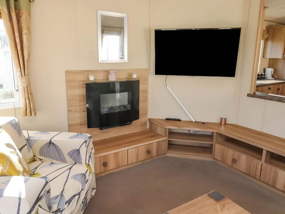 A living room with a sofa and television in CaravanSleeps6-FreeParking-QuietRetreat-Nature Paignton