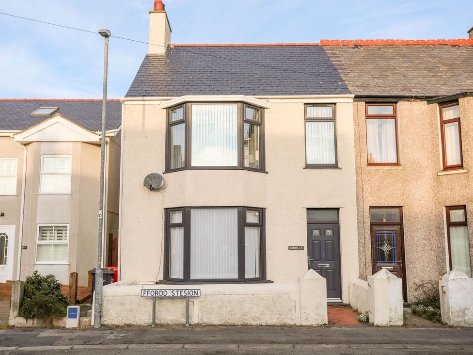 A house with a front door and windows at Rhiwlas in Rhosneigr