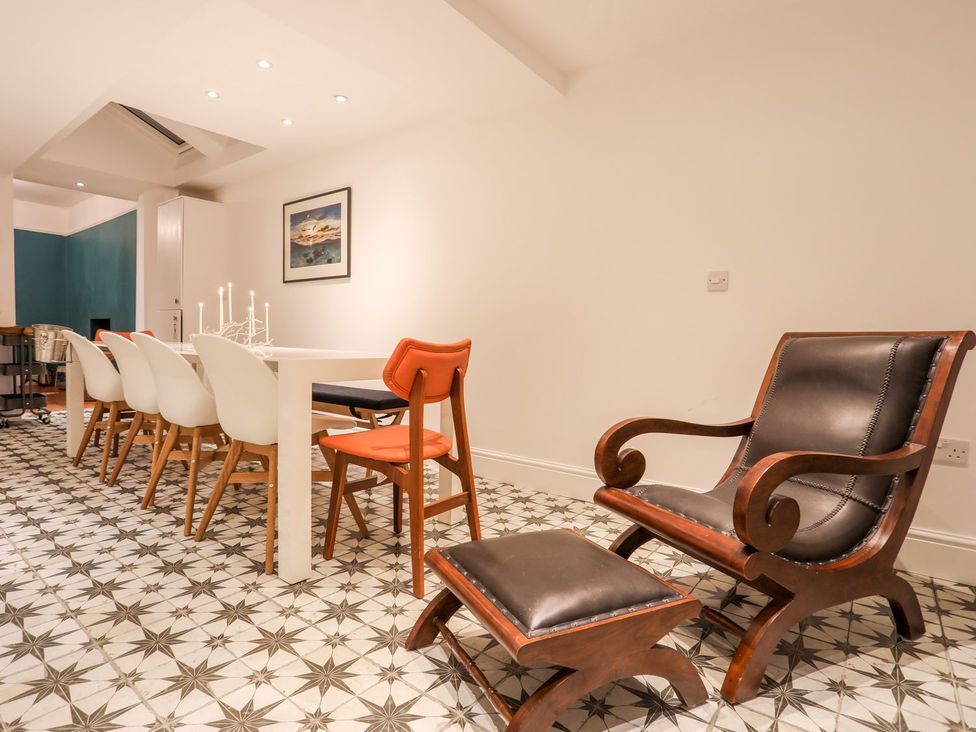A dining room with a table and chairs at Rhiwlas in Rhosneigr