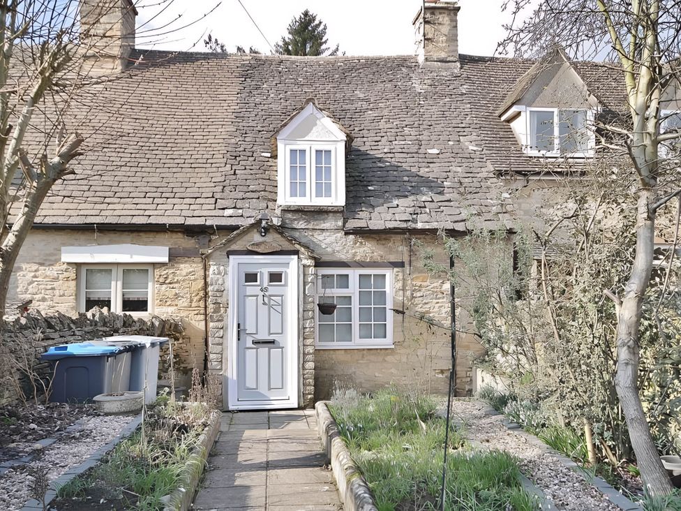 A house exterior with front door and garden at Cotswolds Cozy Cottage Retreat - pet friendly in Finstock