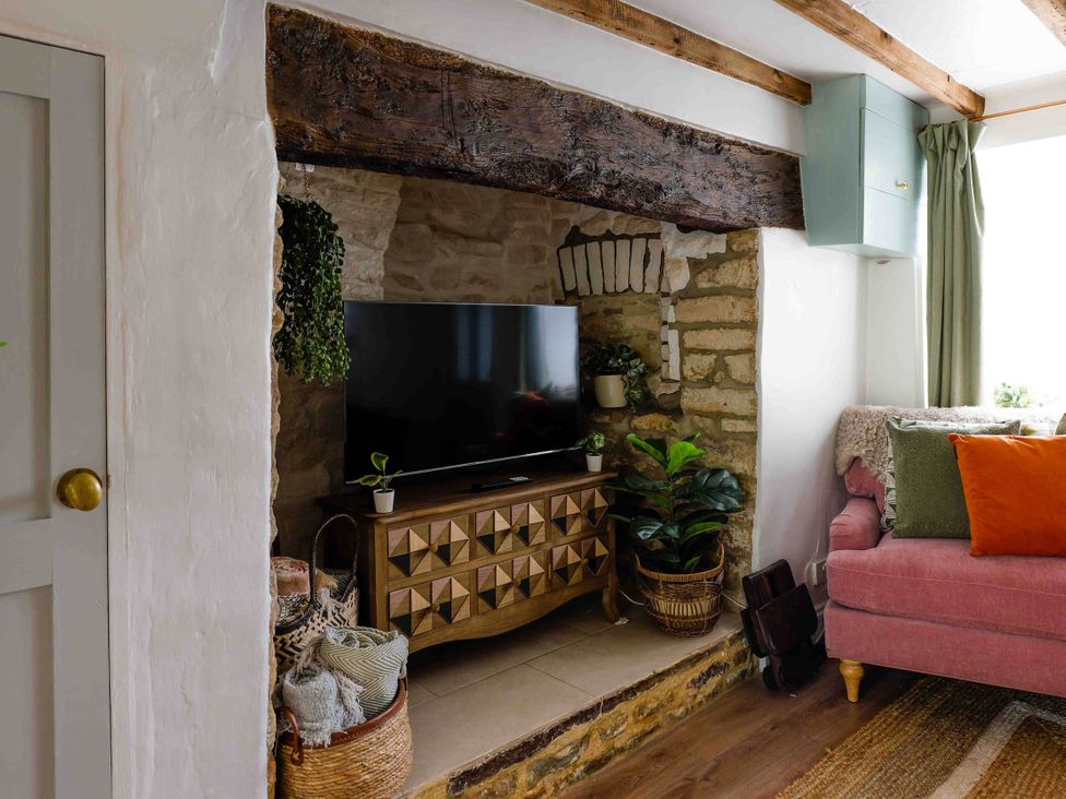A living room with a television and media unit at Cotswolds Cozy Cottage Retreat - pet friendly, Finstock