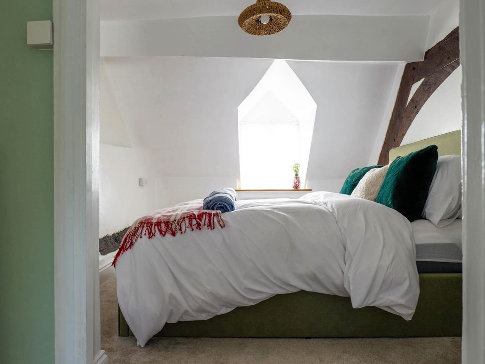 A bedroom with a bed and window at Cotswolds Cozy Cottage Retreat - pet friendly Finstock