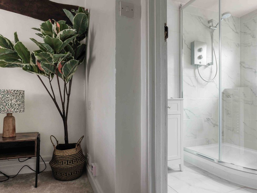 A bathroom with a shower and vanity unit at Cotswolds Cozy Cottage Retreat - pet friendly, Finstock