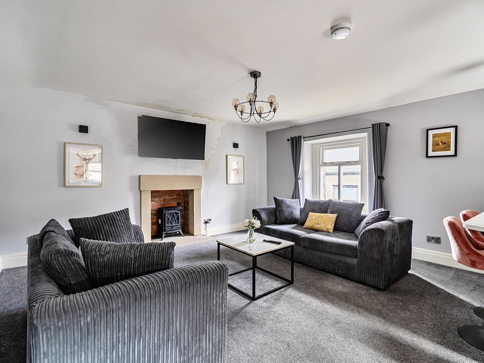 A living room with sofas and a coffee table at Cosy Apartment above Village Pub Taddington