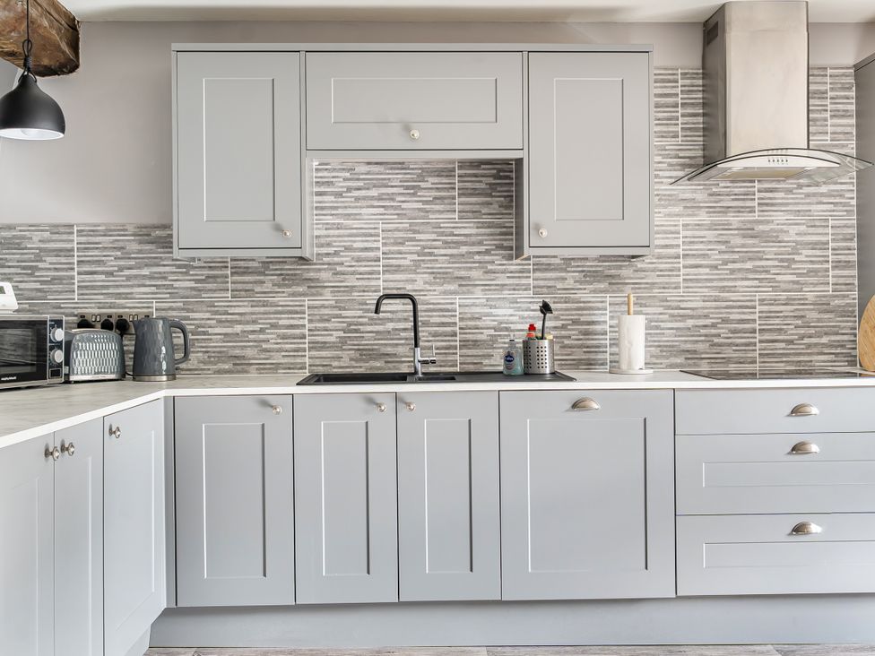 A kitchen with cabinets and appliances at Cosy Apartment above Village Pub in Taddington