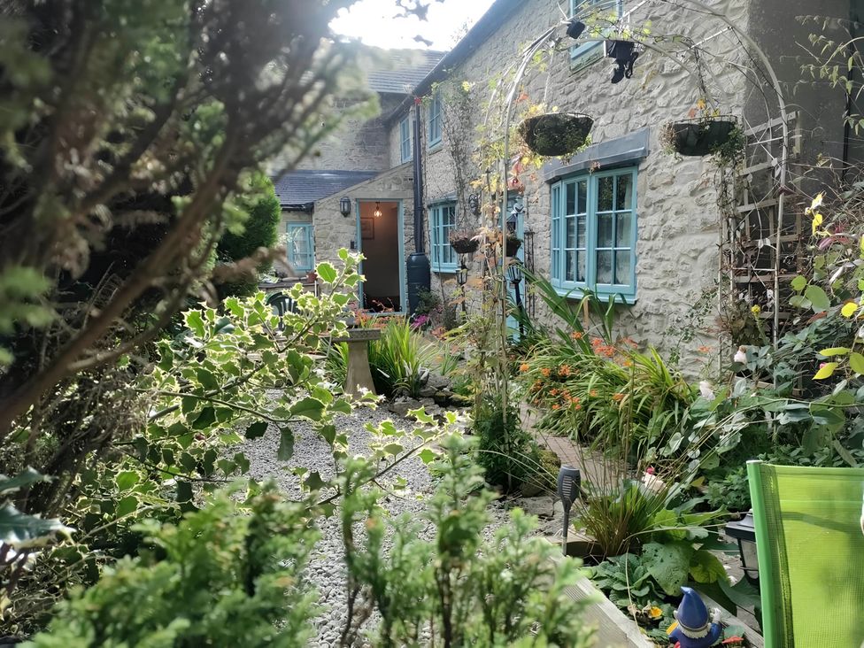A garden with plants and a house in the background at Rose Cottage - Cosy cottage in Millers Dale, Chapel-En-Le-Frith
