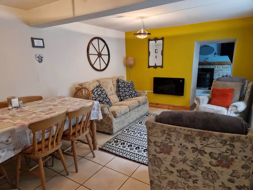 A living room with a dining area at Rose Cottage - Cosy cottage in Millers Dale
