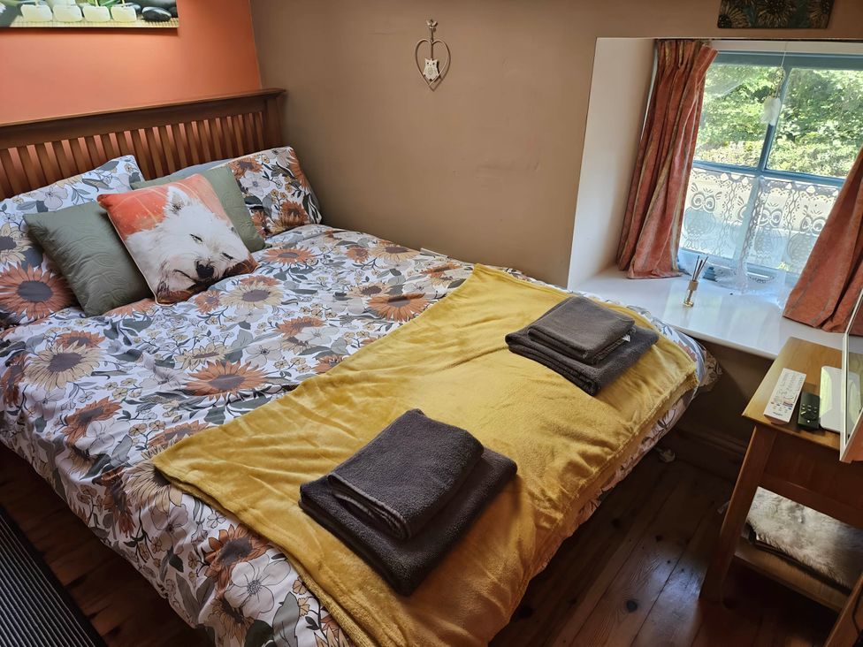 A bedroom with a bed and a bedside table at Rose Cottage - Cosy cottage in Millers Dale, Chapel-En-Le-Frith