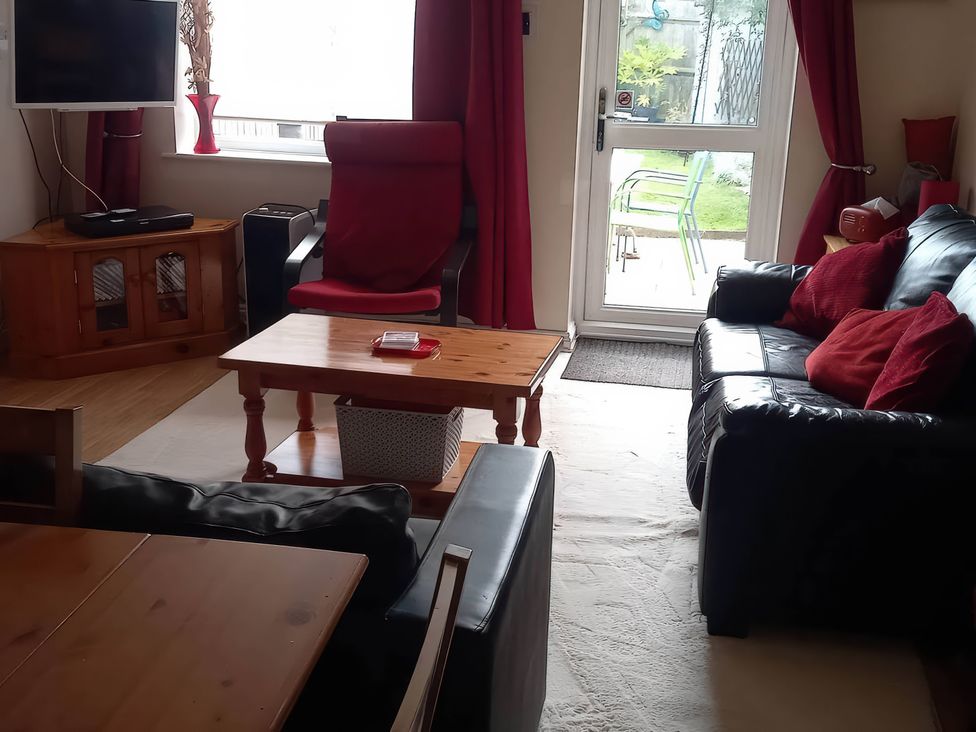 A living room with a television and a coffee table at 2 Bed House - Sleeps 6 - Pets - Garden - Parking