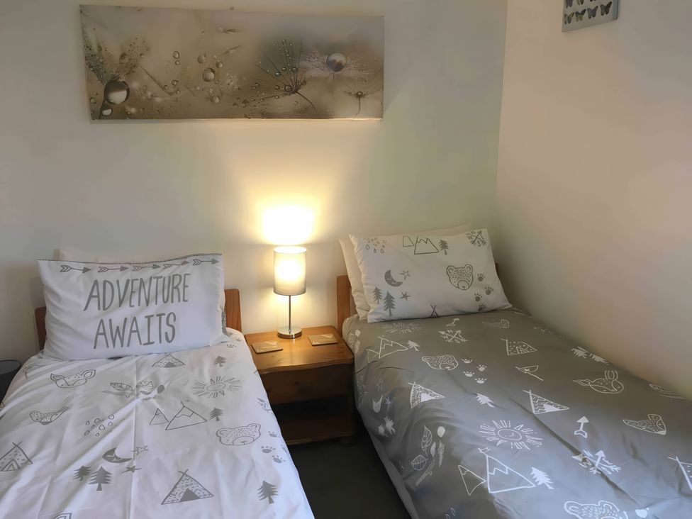 A bedroom with two beds and a lamp at 2 Bed House - Sleeps 6 - Pets - Garden - Parking