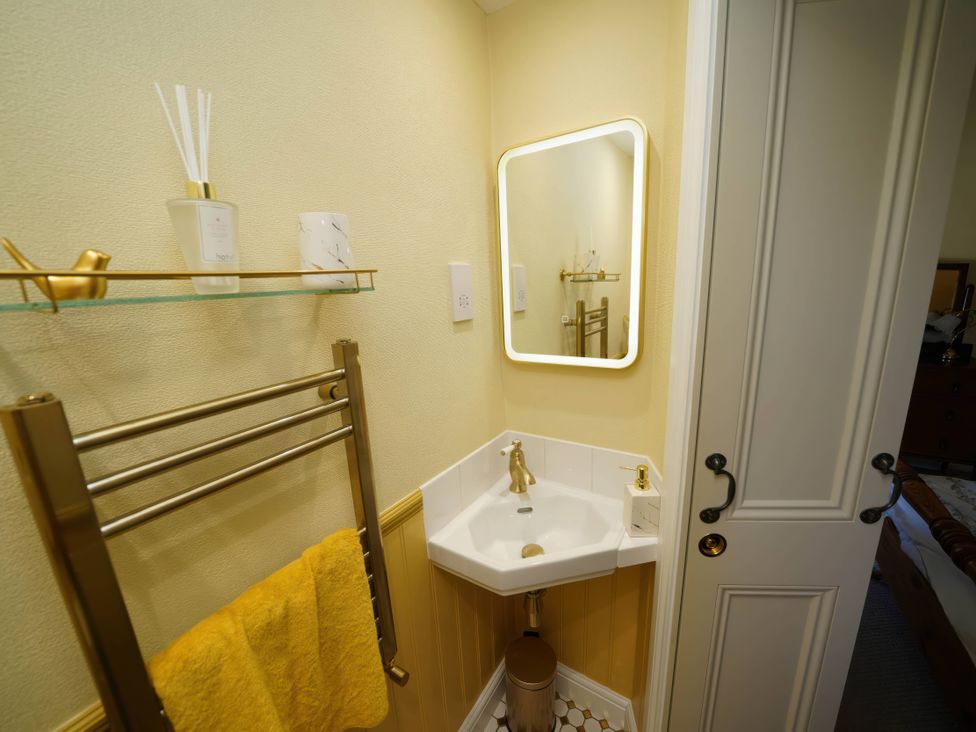 A bathroom with a sink and mirror at Traditional 2 Bedroom Cottage in Eyam, Hope Valley