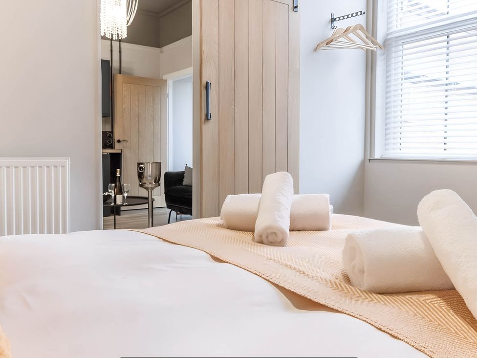 A bedroom with bed and towels at CentralEllesmere - Sleeps4 - Parking - PetFriendly