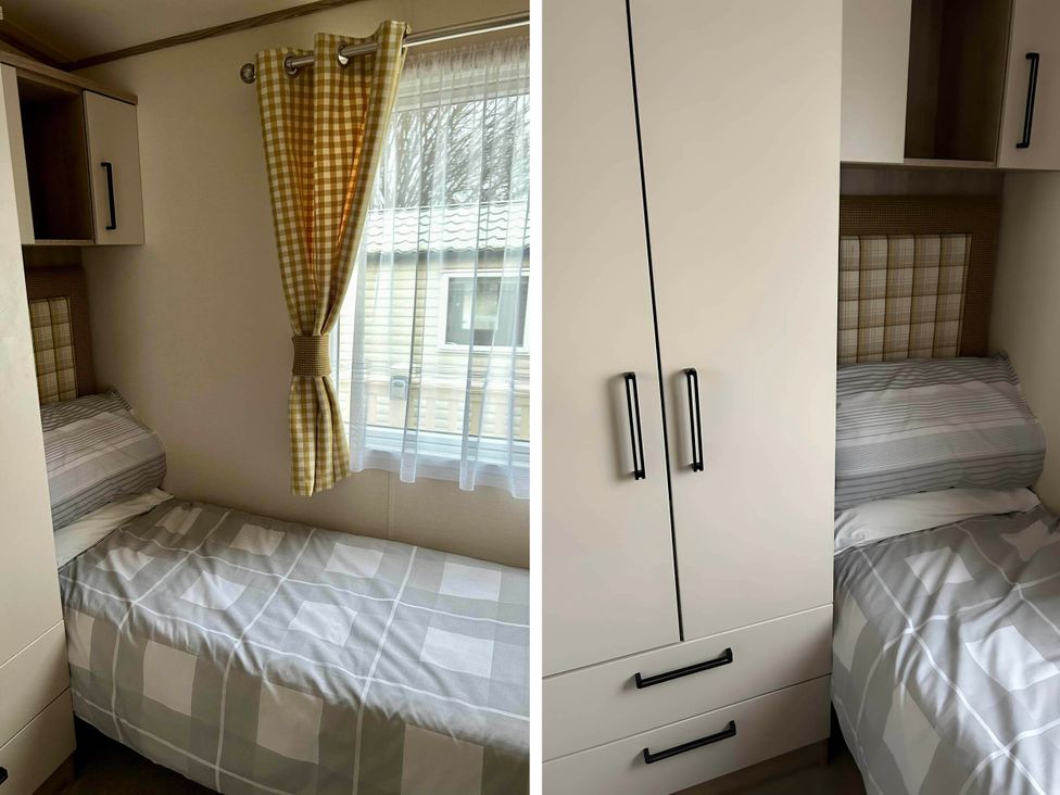 A bedroom with a bed and wardrobe at Static Caravan Hoburne Devon Bay