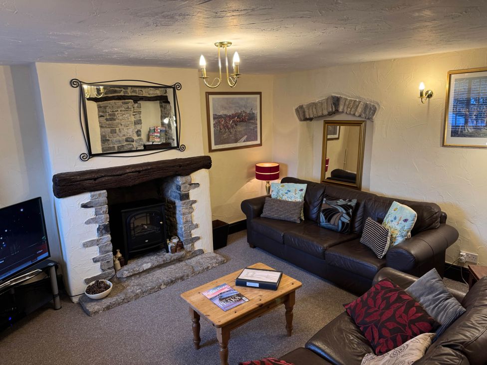 A living room with a fireplace and sofas at Stunning cottage - 3 Bedrooms & 3 Bathrooms