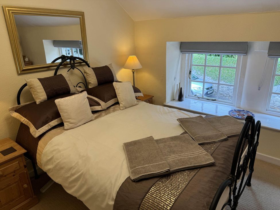 A bedroom with a bed and bedside table at Stunning cottage - 3 Bedrooms & 3 Bathrooms