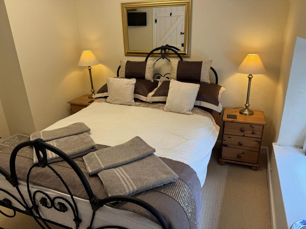 A bedroom with a bed and bedside tables at Stunning cottage - 3 Bedrooms & 3 Bathrooms