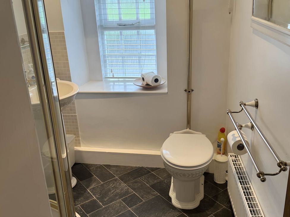 A bathroom with a toilet, sink, and shower at Stunning cottage - 3 Bedrooms & 3 Bathrooms