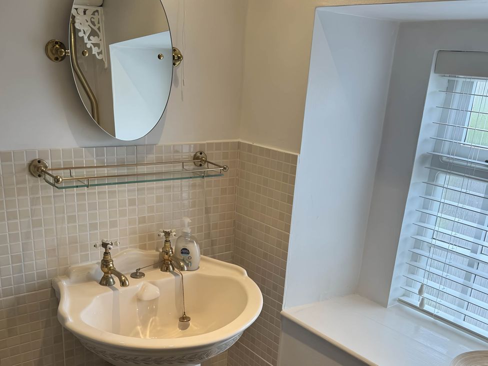 A bathroom with a sink and mirror at Stunning cottage - 3 Bedrooms & 3 Bathrooms