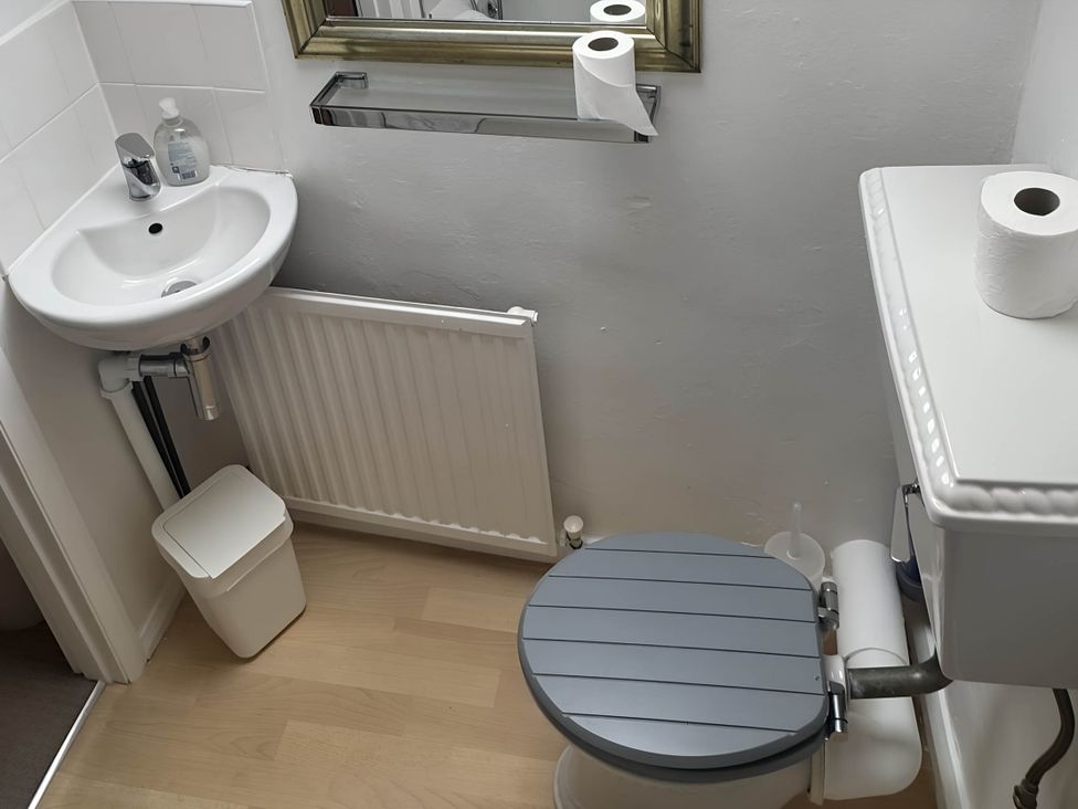 A toilet and sink in a bathroom at Stunning cottage - 3 Bedrooms & 3 Bathrooms